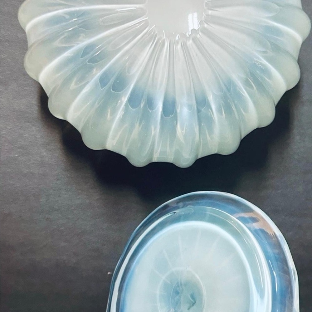 Powder Blue Opalescent Powder Jar Exceptional Murano Italy - Picture 5 of 5